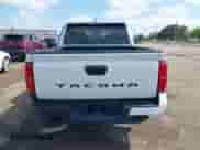 2024 Toyota Tacoma SR5 z VIN 3TYKB5FN8RT006646, wystawiony jako IAAI lot #42552787 z przebiegiem 23 870 mil mil oraz . Historia ofert i sprzedaży dostępna na DreamBid. Obrazek 17.