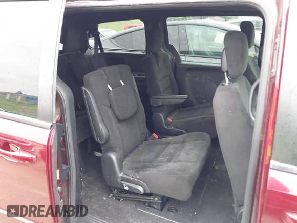 2017 Dodge Grand Caravan SE z VIN 2C4RDGBG9HR645763, wystawiony jako IAAI lot #42370559 z przebiegiem 101 822 mil mil oraz . Historia ofert i sprzedaży dostępna na DreamBid. Obrazek 8.