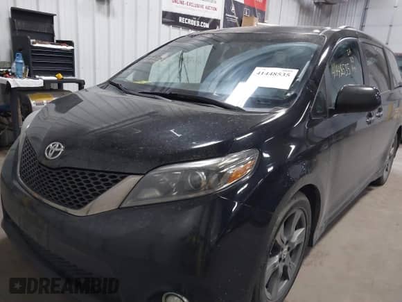2017 Toyota Sienna SE z VIN 5TDXZ3DC5HS897285, wystawiony jako IAAI lot #41448535 z przebiegiem 125 546 mil mil oraz . Historia ofert i sprzedaży dostępna na DreamBid. Obrazek 2.