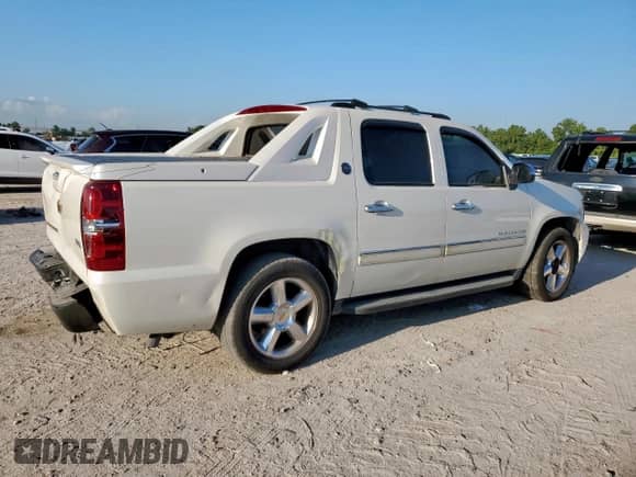 2013 Chevrolet Avalanche LTZ z VIN 3GNMCGE05DG336438, wystawiony jako Copart lot #67603635 z przebiegiem 166 913 mil mil oraz Szkoda całkowita • Salvage title. Historia ofert i sprzedaży dostępna na DreamBid. Obrazek 3.