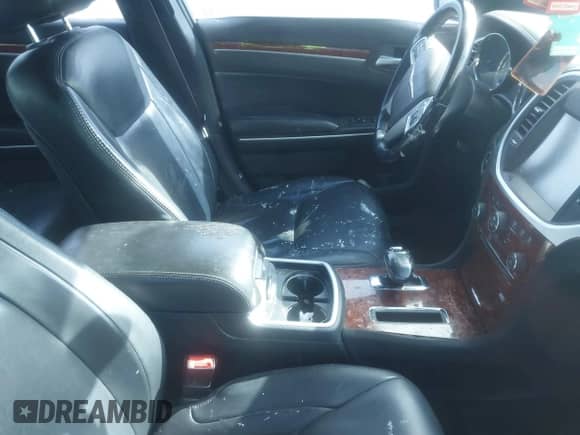 2014 Chrysler 300 z VIN 2C3CCAAG8EH138687, wystawiony jako IAAI lot #43407606 z przebiegiem 132 093 mil mil oraz . Historia ofert i sprzedaży dostępna na DreamBid. Obrazek 5.