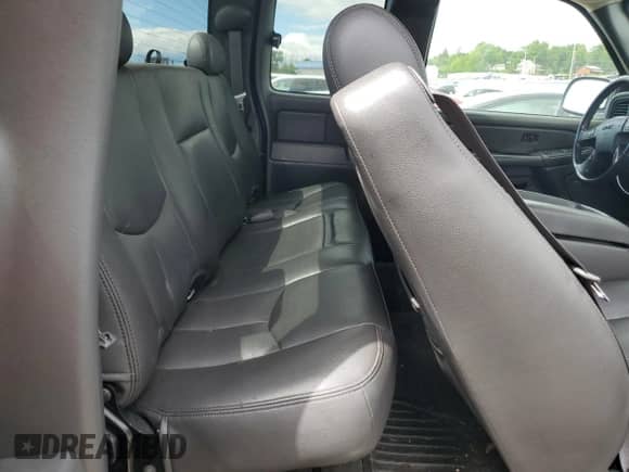 2005 GMC Sierra 1500 SLT z VIN 2GTEK19B451254171, wystawiony jako Copart lot #58470485 z przebiegiem 121 080 mil mil oraz Szkoda całkowita • Salvage title. Historia ofert i sprzedaży dostępna na DreamBid. Obrazek 10.