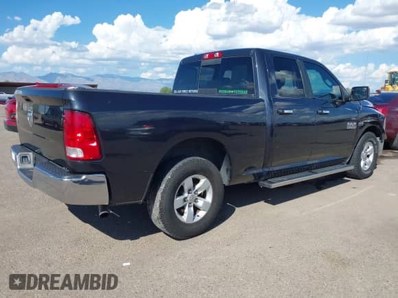2018 Ram 1500 SLT z VIN 1C6RR6GT4JS143143, wystawiony jako IAAI lot #43301321 z przebiegiem 88 804 mil mil oraz . Historia ofert i sprzedaży dostępna na DreamBid. Obrazek 4.