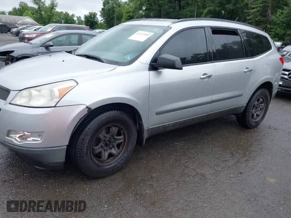 2010 Chevrolet Traverse LS z VIN 1GNLREED8AJ197191, wystawiony jako IAAI lot #42512569 z przebiegiem 167 169 mil mil oraz . Historia ofert i sprzedaży dostępna na DreamBid. Obrazek 2.