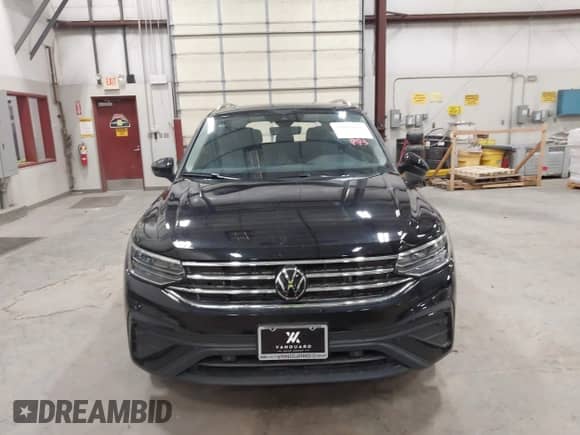 2024 Volkswagen Tiguan SE с VIN 3VVMB7AX6RM176241, выставлен на аукционе IAAI как лот 43055093 с пробегом 2 277 миль миль и . История ставок и продаж доступна на DreamBid. Изображение 13.