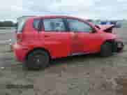 2006 Chevrolet Aveo LS z VIN KL1TD66696B669520, wystawiony jako Copart lot #81307505 z przebiegiem 55 950 mil mil oraz Szkoda całkowita • Salvage title. Historia ofert i sprzedaży dostępna na DreamBid. Obrazek 3.