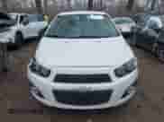 2013 Chevrolet Sonic LTZ z VIN 1G1JE5SB6D4105019, wystawiony jako IAAI lot #41758082 z przebiegiem 172 128 mil mil oraz . Historia ofert i sprzedaży dostępna na DreamBid. Obrazek 12.