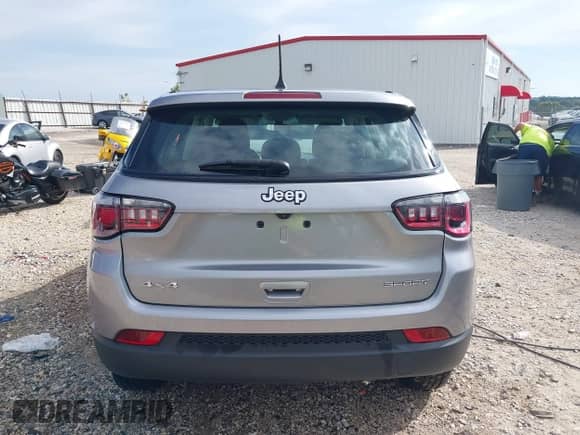 2020 Jeep Compass Sport z VIN 3C4NJDAB4LT256661, wystawiony jako IAAI lot #43300392 z przebiegiem 80 177 mil mil oraz . Historia ofert i sprzedaży dostępna na DreamBid. Obrazek 16.
