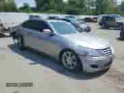 2011 Hyundai Genesis z VIN KMHGC4DF5BU140239, wystawiony jako Copart lot #69137075 z przebiegiem 115 721 mil mil oraz Szkoda całkowita • Salvage title. Historia ofert i sprzedaży dostępna na DreamBid. Obrazek 4.