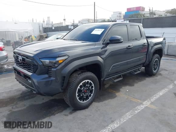 2024 Toyota Tacoma TRD Off Road с VIN 3TMLB5JN6RM051513, выставлен на аукционе IAAI как лот 43140179 с пробегом 13 703 миль миль и . История ставок и продаж доступна на DreamBid. Изображение 17.