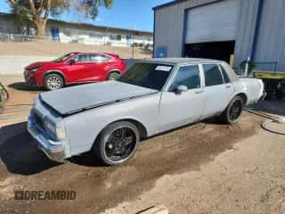 1983 Chevrolet Caprice с VIN 1G1AN69H6DX155174, выставлен на аукционе Copart как лот 80213775 с пробегом 19 781 миль миль и Списание • Salvage title. История ставок и продаж доступна на DreamBid. Изображение 1.