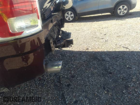 2015 Ram 1500 Laramie z VIN 1C6RR6NT5FS755037, wystawiony jako IAAI lot #41186422 z przebiegiem 128 774 mil mil oraz . Historia ofert i sprzedaży dostępna na DreamBid. Obrazek 21.