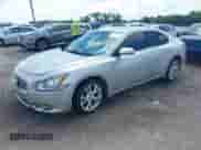 2013 Nissan Maxima SV z VIN 1N4AA5AP7DC841690, wystawiony jako IAAI lot #42694591 z przebiegiem 148 092 mil mil oraz . Historia ofert i sprzedaży dostępna na DreamBid. Obrazek 2.