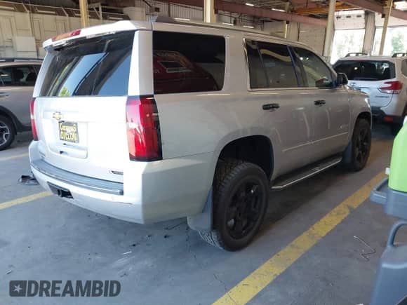 2018 Chevrolet Tahoe Premier z VIN 1GNSKCKC6JR301629, wystawiony jako IAAI lot #42615043 z przebiegiem 113 333 mil mil oraz . Historia ofert i sprzedaży dostępna na DreamBid. Obrazek 4.