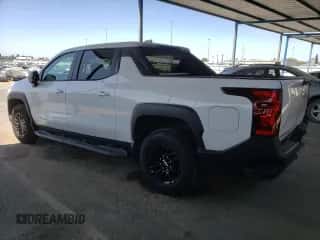 2024 Chevrolet Silverado EV Work Truck z VIN 1GC10VEL0RU201827, wystawiony jako Copart lot #62742995 z przebiegiem 36 011 mil mil oraz Czysty tytuł • Clean title. Historia ofert i sprzedaży dostępna na DreamBid. Obrazek 2.