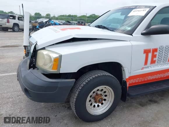 2007 Dodge Dakota ST z VIN 1D7HE22K07S275841, wystawiony jako IAAI lot #42241585 z przebiegiem 135 542 mil mil oraz . Historia ofert i sprzedaży dostępna na DreamBid. Obrazek 13.