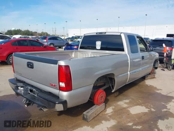 2005 GMC Sierra 1500 SLE z VIN 2GTEC19TX51217941, wystawiony jako IAAI lot #41333257 z przebiegiem 273 832 mil mil oraz . Historia ofert i sprzedaży dostępna na DreamBid. Obrazek 4.