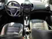 2016 Chevrolet Sonic RS z VIN 1G1JG6SB9G4152534, wystawiony jako Copart lot #61669815 z przebiegiem 117 986 mil mil oraz Szkoda całkowita • Salvage title. Historia ofert i sprzedaży dostępna na DreamBid. Obrazek 8.