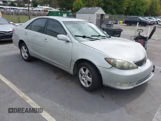 2005 Toyota Camry XLE z VIN 4T1BE32K35U547124, wystawiony jako IAAI lot #43356167 z przebiegiem 235 904 mil mil oraz . Historia ofert i sprzedaży dostępna na DreamBid. Obrazek 1.