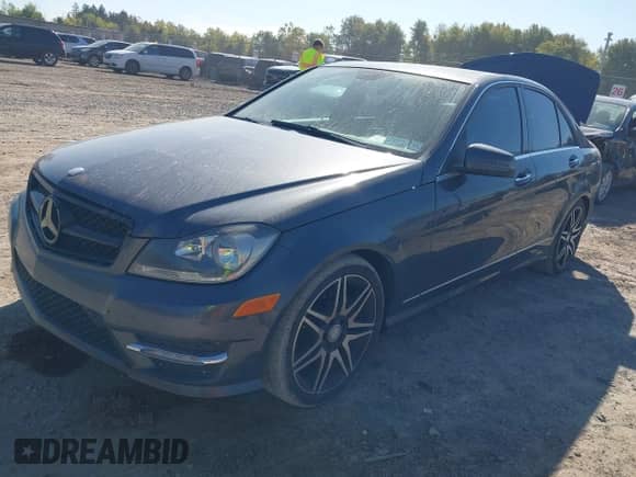 2014 Mercedes-Benz C 250 Sport z VIN WDDGF4HB2EG230394, wystawiony jako IAAI lot #43367403 z przebiegiem 97 860 mil mil oraz . Historia ofert i sprzedaży dostępna na DreamBid. Obrazek 17.