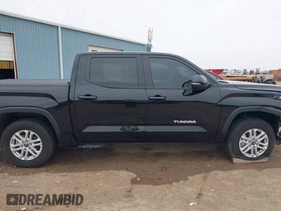2022 Toyota Tundra SR5 z VIN 5TFLA5DB1NX054960, wystawiony jako IAAI lot #43329005 z przebiegiem 29 382 mil mil oraz . Historia ofert i sprzedaży dostępna na DreamBid. Obrazek 13.