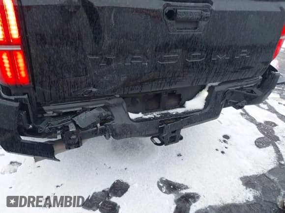 2024 Toyota Tacoma SR5 z VIN 3TMKB5FN3RM004833, wystawiony jako IAAI lot #41580572 z przebiegiem 7 039 mil mil oraz . Historia ofert i sprzedaży dostępna na DreamBid. Obrazek 6.