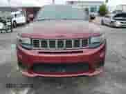 2018 Jeep Grand Cherokee Trackhawk z VIN 1C4RJFN93JC473177, wystawiony jako Copart lot #81891785 z przebiegiem 44 191 mil mil oraz Szkoda całkowita • Salvage title. Historia ofert i sprzedaży dostępna na DreamBid. Obrazek 5.