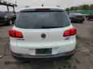 2017 Volkswagen Tiguan S с VIN WVGBV7AX4HK030452, выставлен на аукционе Copart как лот 85372145 с пробегом 69 863 миль миль и Списание • Salvage title. История ставок и продаж доступна на DreamBid. Изображение 6.