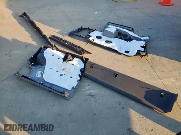 2018 Toyota Sienna LE with VIN 5TDKZ3DC7JS901370, listed as a Copart auction lot 84625955 with 101,568 mi miles and Salvage title. Bid and sale history available at DreamBid. Image 13.