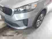 2020 Kia Sorento LX z VIN 5XYPGDA52LG680378, wystawiony jako IAAI lot #42238507 z przebiegiem 96 412 mil mil oraz . Historia ofert i sprzedaży dostępna na DreamBid. Obrazek 6.