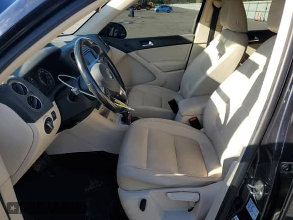 2017 Volkswagen Tiguan S с VIN WVGBV7AX0HK010926, выставлен на аукционе Copart как лот 82324955 с пробегом 126 280 миль миль и Списание • Salvage title. История ставок и продаж доступна на DreamBid. Изображение 7.