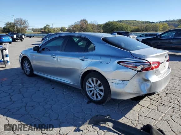 2020 Toyota Camry LE z VIN 4T1C11AK8LU351957, wystawiony jako Copart lot #86512345 z przebiegiem 83 646 mil mil oraz Szkoda całkowita • Salvage title. Historia ofert i sprzedaży dostępna na DreamBid. Obrazek 2.