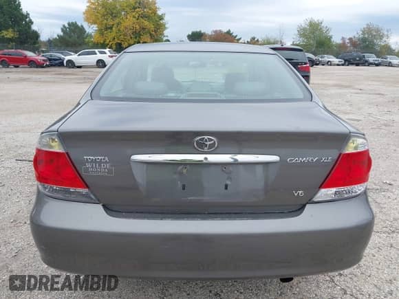 2005 Toyota Camry LE z VIN 4T1BF30K35U604602, wystawiony jako IAAI lot #43415458 z przebiegiem 217 265 mil mil oraz . Historia ofert i sprzedaży dostępna na DreamBid. Obrazek 16.