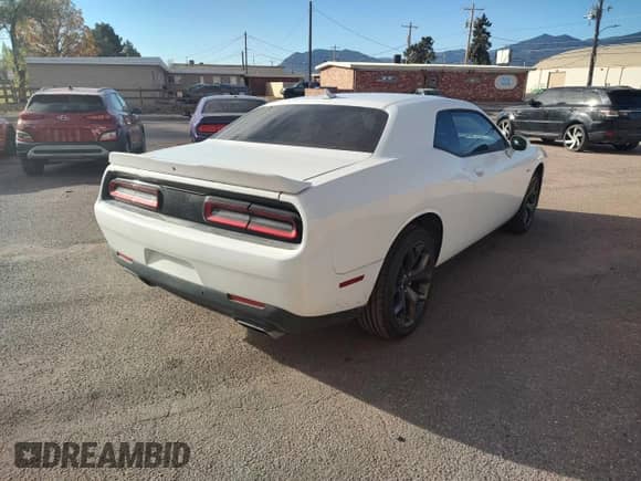 2018 Dodge Challenger T/A z VIN 2C3CDZBT0JH287824, wystawiony jako Copart lot #90472575 z przebiegiem 44 801 mil mil oraz Szkoda całkowita • Salvage title. Historia ofert i sprzedaży dostępna na DreamBid. Obrazek 4.