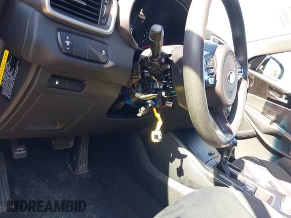 2018 Kia Sorento LX with VIN 5XYPG4A33JG417375, listed as a IAAI auction lot 42222511 with 43,611 mi miles and . Bid and sale history available at DreamBid. Image 17.