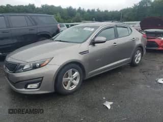 2015 Kia Optima LX z VIN 5XXGM4A70FG511768, wystawiony jako Copart lot #64061395 z przebiegiem 99 365 mil mil oraz Szkoda całkowita • Salvage title. Historia ofert i sprzedaży dostępna na DreamBid. Obrazek 1.