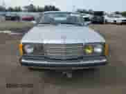 1982 Mercedes-Benz 300 z VIN WDBAB53A2CB000735, wystawiony jako Copart lot #55558185 z przebiegiem 176 245 mil mil oraz Czysty tytuł • Clean title. Historia ofert i sprzedaży dostępna na DreamBid. Obrazek 5.