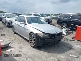 2007 BMW 3 Series 335i z VIN WBAVB73587KY60014, wystawiony jako IAAI lot #43038492 z przebiegiem 99 415 mil mil oraz . Historia ofert i sprzedaży dostępna na DreamBid. Obrazek 1.