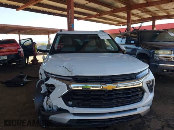 2024 Chevrolet TrailBlazer LT z VIN KL79MRSL5RB077405, wystawiony jako IAAI lot #42287769 z przebiegiem 26 150 mil mil oraz . Historia ofert i sprzedaży dostępna na DreamBid. Obrazek 6.