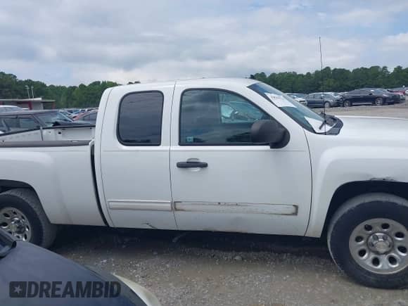 2011 Chevrolet Silverado 1500 LT z VIN 1GCRCSEA0BZ132671, wystawiony jako IAAI lot #43030753 z przebiegiem 107 371 mil mil oraz . Historia ofert i sprzedaży dostępna na DreamBid. Obrazek 13.