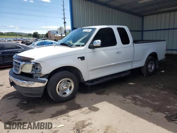 2000 Ford F-150 XL z VIN 1FTRX17L7YNB93206, wystawiony jako Copart lot #70413045 z przebiegiem 386 558 mil mil oraz Szkoda całkowita • Salvage title. Historia ofert i sprzedaży dostępna na DreamBid. Obrazek 1.