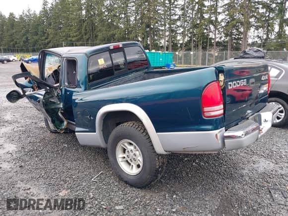 1997 Dodge Dakota z VIN 1B7GG23X9VS242604, wystawiony jako IAAI lot #41772203 z przebiegiem Nie podano mil oraz . Historia ofert i sprzedaży dostępna na DreamBid. Obrazek 3.