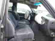 2000 Chevrolet Silverado 2500 LS z VIN 1GCFC29U1YZ139029, wystawiony jako IAAI lot #42472330 z przebiegiem 201 980 mil mil oraz . Historia ofert i sprzedaży dostępna na DreamBid. Obrazek 5.