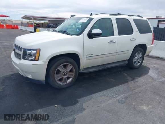 2010 Chevrolet Tahoe LTZ z VIN 1GNUCCE03AR238688, wystawiony jako IAAI lot #41775032 z przebiegiem 215 614 mil mil oraz . Historia ofert i sprzedaży dostępna na DreamBid. Obrazek 2.