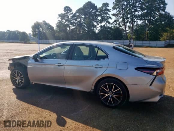 2021 Toyota Camry SE z VIN 4T1G11AK5MU446060, wystawiony jako Copart lot #84897235 z przebiegiem 96 822 mil mil oraz Szkoda całkowita • Salvage title. Historia ofert i sprzedaży dostępna na DreamBid. Obrazek 2.