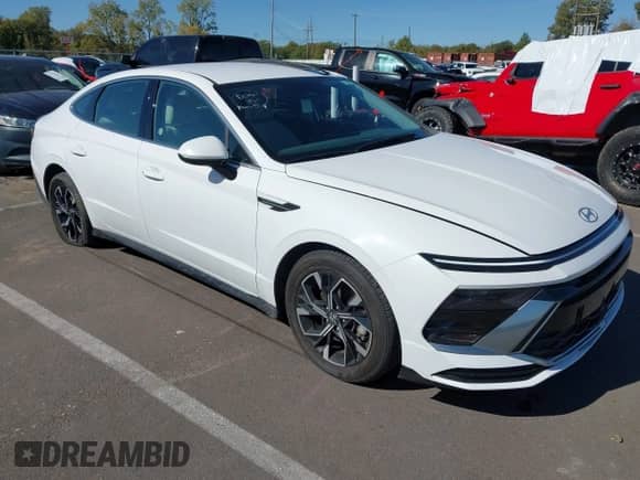 2025 Hyundai Sonata SEL z VIN KMHL64JA7SA486406, wystawiony jako IAAI lot #43503569 z przebiegiem 15 107 mil mil oraz . Historia ofert i sprzedaży dostępna na DreamBid. Obrazek 1.