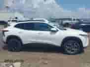 2025 Chevrolet Trax LT z VIN KL77LHEP1SC001764, wystawiony jako IAAI lot #43015302 z przebiegiem 5 598 mil mil oraz . Historia ofert i sprzedaży dostępna na DreamBid. Obrazek 14.