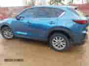 2023 Mazda CX-5 S Carbon Edition z VIN JM3KFBCM2P0235177, wystawiony jako IAAI lot #41209889 z przebiegiem 15 588 mil mil oraz . Historia ofert i sprzedaży dostępna na DreamBid. Obrazek 3.