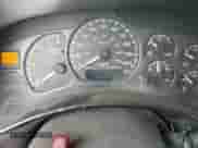 2000 Chevrolet Silverado 1500 LS z VIN 2GCEC19V5Y1395486, wystawiony jako Copart lot #61867165 z przebiegiem 156 882 mil mil oraz Czysty tytuł • Clean title. Historia ofert i sprzedaży dostępna na DreamBid. Obrazek 9.