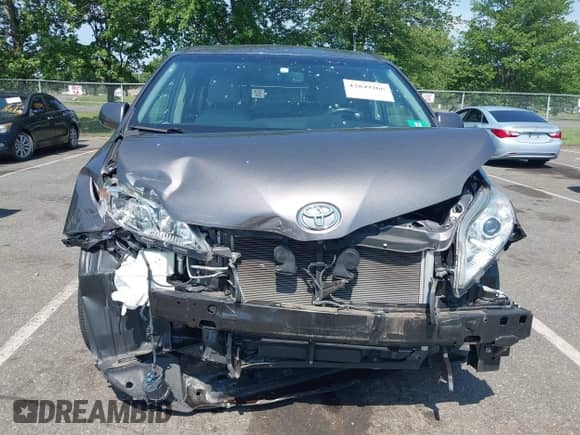 2016 Toyota Sienna XLE z VIN 5TDYK3DC1GS738545, wystawiony jako IAAI lot #42849266 z przebiegiem 59 578 mil mil oraz . Historia ofert i sprzedaży dostępna na DreamBid. Obrazek 6.